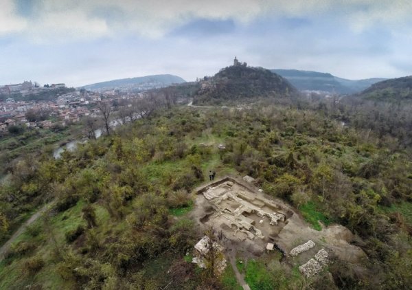 Митрополитски гроб е открит при разкопките на новооткрития манастирски комплекс, посветен на Св. Богородица източно от крепостта &bdquo;Царевец&ldquo; във Велико Търново. Манастирският комплекс е функционирал през 13 и 14 век. Забележителна е архитектурата на манастира и на църквата, които до голяма степен са подобни на църквата &bdquo;Св. Ирина&ldquo; в Константинопол. Снимка: БТА