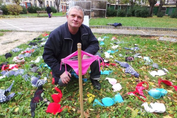 Варненският зевзек Росен Марков нареди килим от 100 сутиена до катедралния храм в града по случай 100 годишнината от изобретяването на сутиена, което е станало през ноември 1914 г. Снимка: Impact Press Group