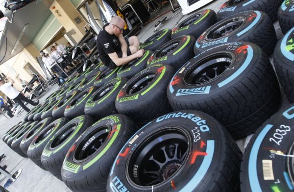 Механик на Мерцедес маркира гумите на отбора за последното състезание за сезона във Формула 1, което ще се проведе тази неделя в Абу Даби. Двамата пилоти на отбора Люис Хамилтън и Нико Розберг ще се борят за световната титла. Снимка: БТА