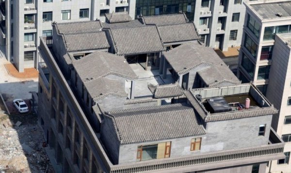Град на покрива. Снимка: City Urban Administrative and Law Enforcement Bureau