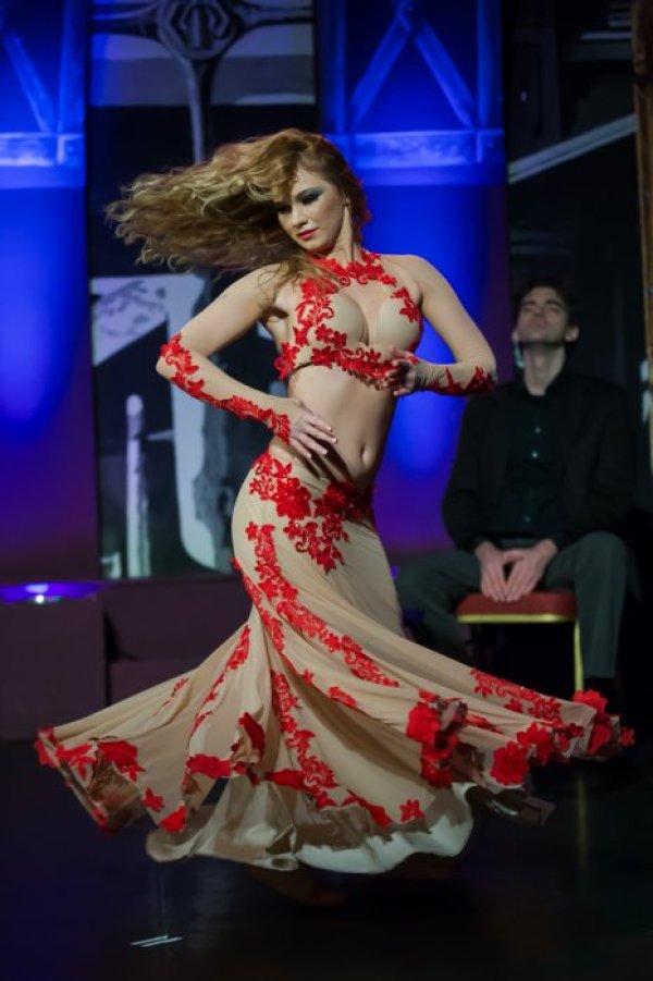 Унгарка демонстрира своите умения в ориенталските танци по време на конкурс "Мис Белиденс" в Будапеща. Снимка: БТА
&nbsp;