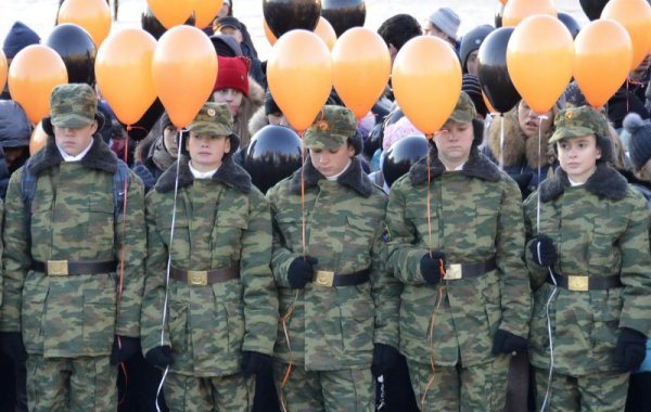 Руски момчета, преминали през военно обучение и обучение по патриотизъм, взимат участие в празник в руския град Владивосток. Снимка: Reuters