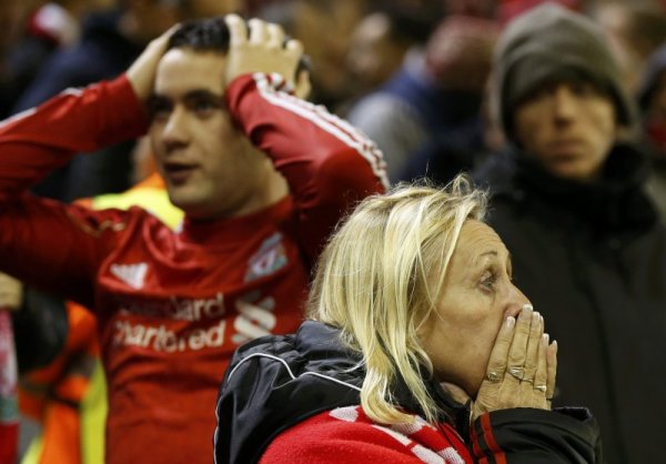 Фенове на Ливърпул не могат да повярват, че любимците им отпаднаха от Шампионската лига след равенство 1:1 срещу швейцарския Базел у дома. Снимка: Reuters