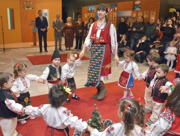 Възпитаници на детските ясли във Варна поздравиха служителите в общината с настъпването на Коледните празници. Малчуганите поличиха лакомства и подаръци от кмета на града Иван Портних. Снимка: БТА
&nbsp;