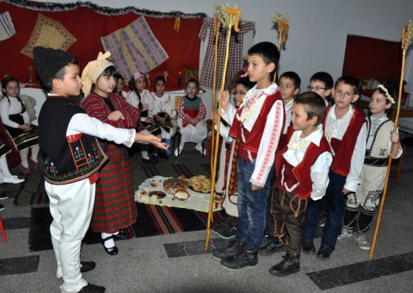 Коледни обичаи, характерни за региона на Тракия и Родопите, представиха ученици от школата по етнография при хасковското ОУ "Шандор Петьофи". Снимка: БТА