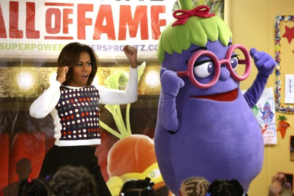 Първата дама на САЩ Мишел Обама танцува в компанията на кукла-патладжан в начално училище в град Бауи, щата Мериленд. Снимка: Reuters