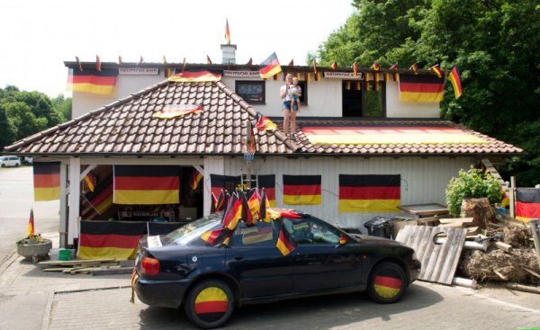 Германката Стефани Майер и нейният двегодишен син са се качили на покрива на своята къща, украсена изцяло с германското знаме. Поводът разбира се е стартът на Световното първенство по футбол в Бразилия, което "Бундестимът" в крайна сметка спечели. Снимка: БТА