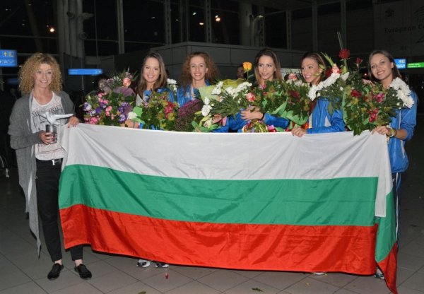 Служебният министър на младежта и спорта Евгения Раданова, заместник-министър Йордан Йовчев и многобройни фенове посрещнаха на летище &quot;София&quot; гимнастичките от българския ансамбъл по художествена гимнастика, които спечелиха златния медал в многобоя на Световното първенство в Измир (Турция). Снимка: Булфото