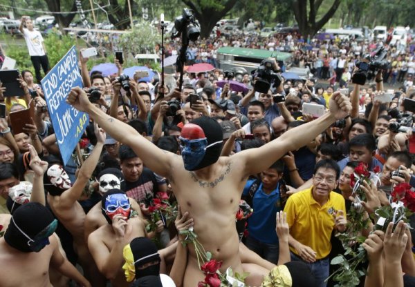 Студенти от Филипините направиха традиционния си гол маратон в Манила. В него се включиха около 40 души, като целта на инициативата е да се привлече вниманието на правителството към корупцията и глобалното затопляне. Снимка: БТА