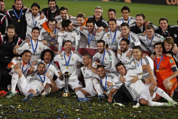 Футболистите на Реал Мадрид празнуват спечелването на Световното клубно първенство, което се проведе в Мароко. На финала те победиха аржентинския Сан Лоренсо. Снимка: Reuters