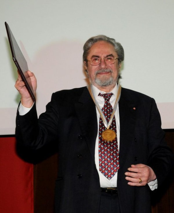 Големият български оперен певец Никола Гюзелев почина на 16 май. През 1994 година в Парма Гюзелев получава наградата &bdquo;Златен Верди&ldquo;, отличие, с което малцина в света са удостоени. Сред отличията, с които басът е награден, са орден &bdquo;Кирил и Методий&ldquo; &mdash; I степен, орден &bdquo;Стара планина&ldquo; &mdash; I степен, Димитровска награда, призовете &bdquo;Златна лира&ldquo;, &bdquo;Златна муза&ldquo;, &bdquo;Златно перо&ldquo;, &bdquo;Комендаторе на Република Италия&ldquo; и други. Снимка: Булфото