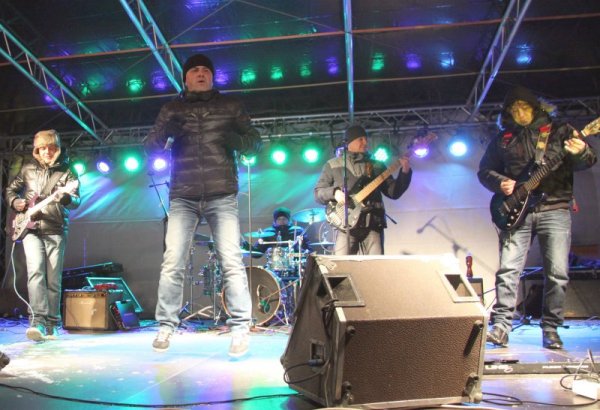 Каварна. Норвежкият хеви метъл певец Йорн Ланде и българската група Б.Т.Р. посрещнаха 2015 година на открито. Снимка: БТА