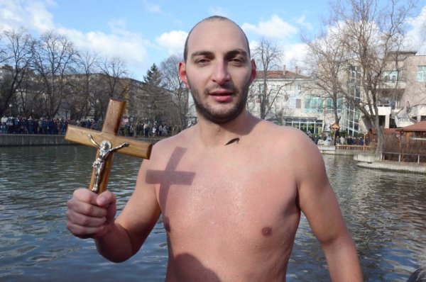 В Стара Загора също бе отслужен празничен водосвет, а богоявленският кръст бе спасен 27-годишния Християн Смолев, който си пожела повече здраве за всички българи през Новата година. Снимка: БТА