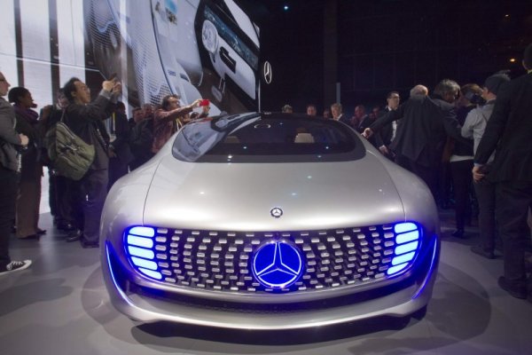 Журналисти снимат модел на Mercedes-Benz по време на изложение на електромобили в Лас Вегас, САЩ. Снимка: Reuters