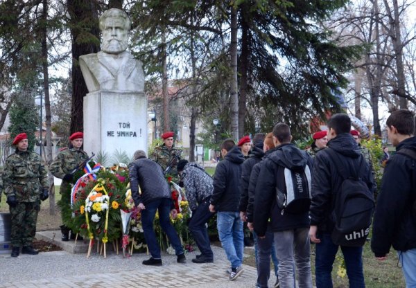 Ученици от пловдивски училища се поднасят цветя пред паметника на поета в Пловдив. Снимка БТА
