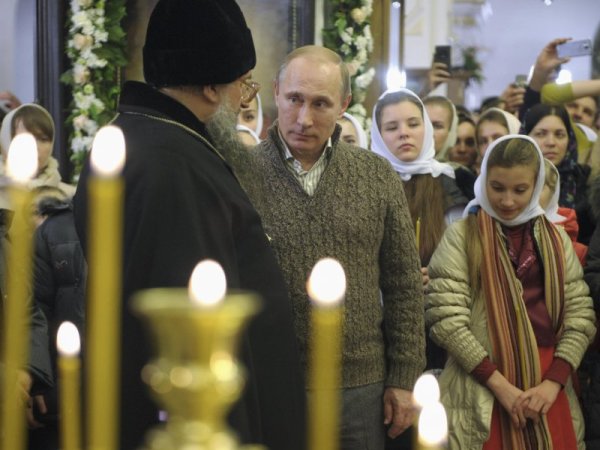 Руският президент Владимир Путин присъства на литургия за Рождество Христово в малка селска църква край Воронеж, недалеч от границата на Русия с Украйна. Днес православните християни, които празнуват Коледа по Юлианския календар, отбелязаха светлия празник. Снимка: Reuters