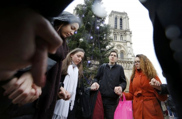 Парижани запазиха двуминутно мълчание. Снимка: Reuters