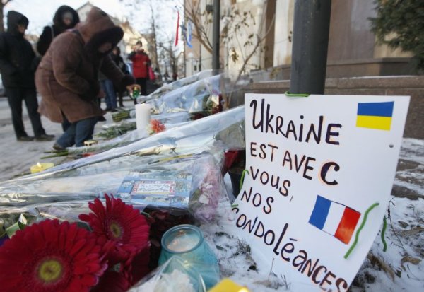 Пред френското посолство в Киев. Снимка: Reuters
