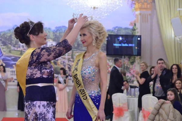 Дони Василева е новата Мисис Баба и получава короната от миналогодишната победителка. Снимка: Валери Захов