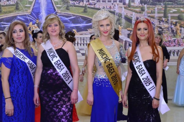 Мисис Баба с подгласничките й. Снимка: Валери Захов