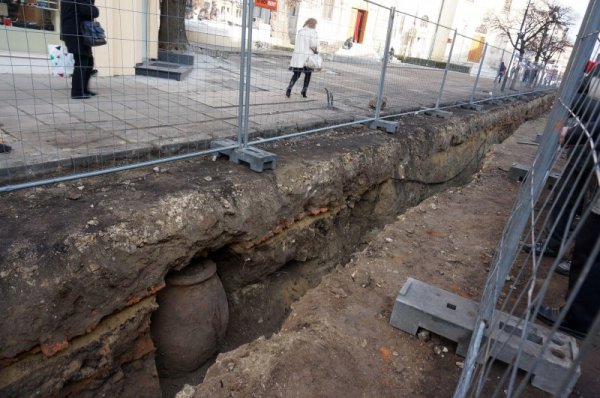 Делва от късноантичната епоха разкопаха работниците, докато извършват ремонта на центъра във Варна. Находката е точно пред морския храм &quot;Св. Николай Чудотворец&quot;. На мястото пристигнаха археолози от Регионалния исторически музей. Снимка: Булфото