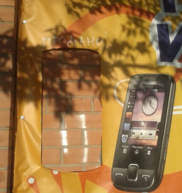 Така се прави, когато единият модел телефон се изчерпа. Снимка: kaifolog