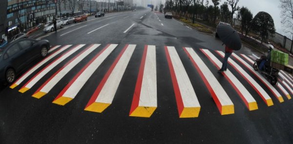 Специална 3D зебра бе нарисувана на пешеходна пътека в китайския град Чанша, столица на провинция Хунан. Снимка: БТА