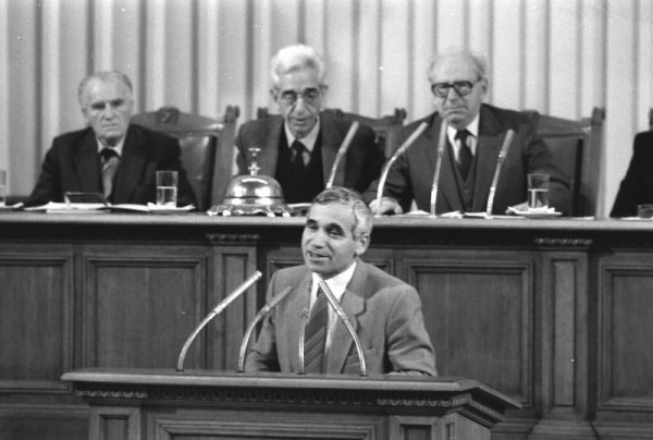 Желю Желев говори пред Великото Народно събрание през лятото на 1990 година. Снимка: БТА