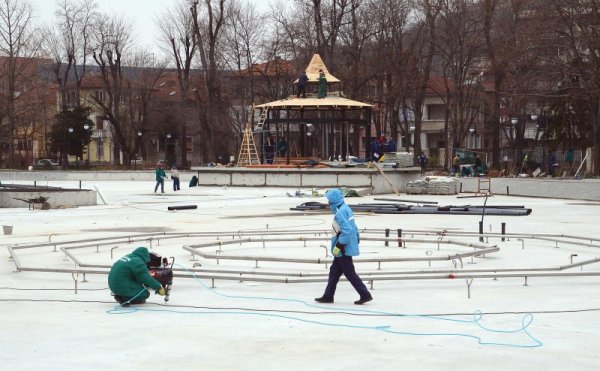 Продължава работата по реконструкцията на езерото с &quot;пеещите фонтани&quot; в Цар Симеоновата градина в Пловдив. Тук ще бъдат направени три фонтана в общо езеро и елегантен малък &quot;Виенски&quot; павилион. Реконструкцията ще бъде завършена през месец май тази година. Снимка: БТА