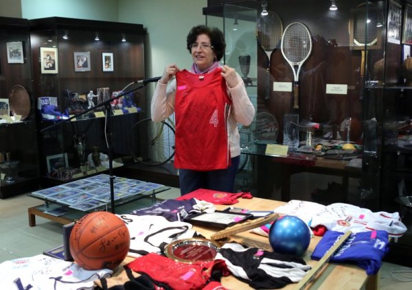 Ценни лични вещи и награди на именити български спортисти бяха дарени на Музея на спорта. На дарението присъстваха Армен Назарян, Йорданка Благоева, Георги Мърков, Петкана Макавеева, Надка Голчева и други. Снимка: БТА