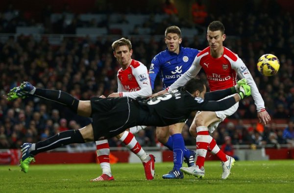 Вратарят на Арсенал Давид Оспина избива топката пред погледа на своите съотборници Лоран Косчелни и Пер Мертезакер по време на мача срещу Лестър от Висшата английска лига. &bdquo;Артилеристите&ldquo; спечелиха трудно с 2:1. Снимка: Reuters
&nbsp;