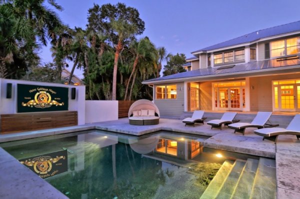 Домашно кино в басейна. Снимка: housesdesign