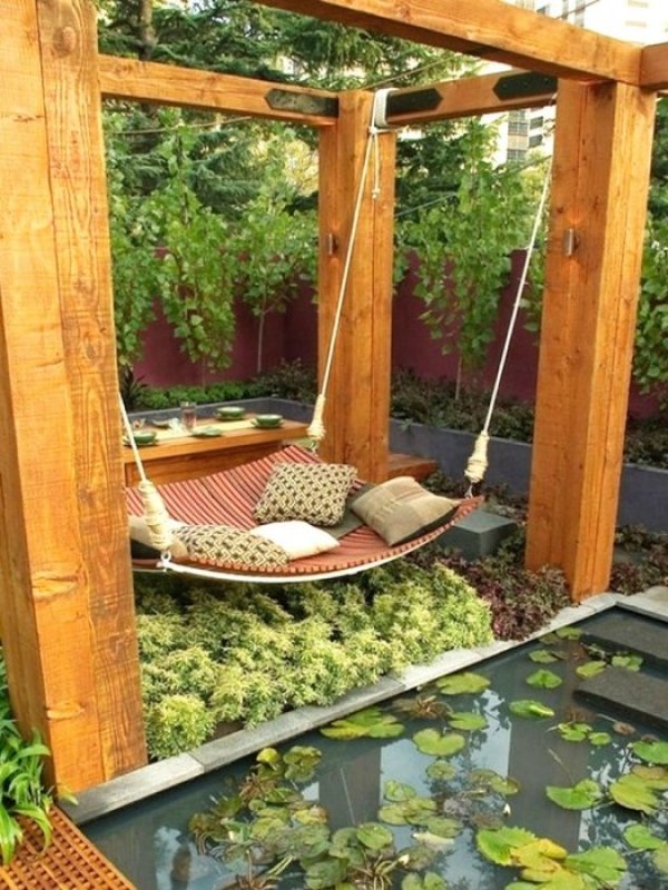 Хамак, заобиколен от зеленина и вода. Снимка: homedesigncorner