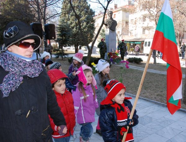Благоевградчани отдадоха почит към паметта на безсмъртния Апостол на българската свобода. Стотици хора от различни поколения се поклониха и поднесоха венци и цветя пред бюст-паметника на великия българин на площада с неговото им.  Снимка: БТА