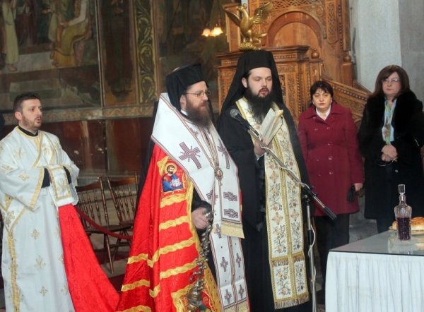 По традиция в катедралния храм &quot;Св.Димитър&quot; във Видин бе отслужена заупокойна молитва от Белоградчишкия епископ Поликарп и литийно шествие премина през централната част на града до бюст -паметника на Васил Левски. Снимка: БТА