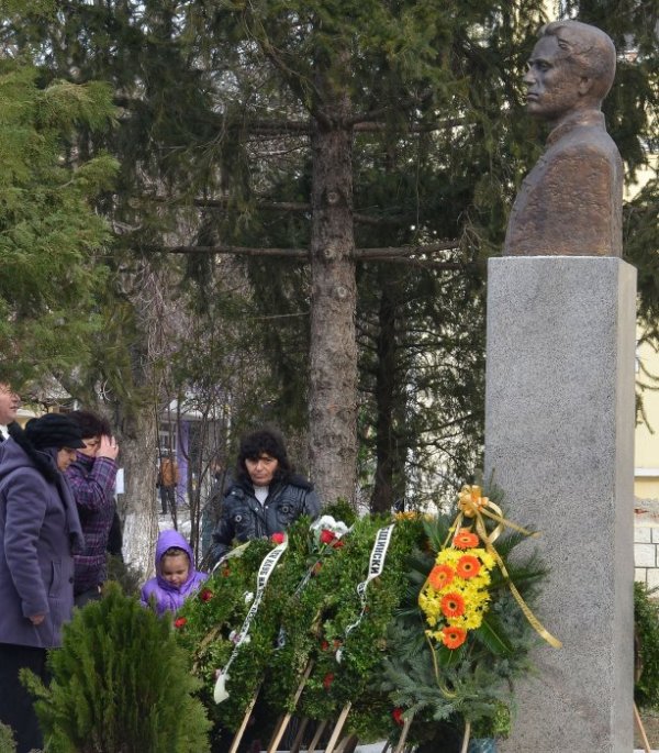 Жители на Исперих почетоха паметта на Апостола на свободата Васил Левски. Цветя и венци бяха положени от организации, партии и много граждани. Снимка: БТА