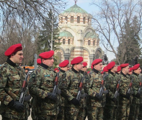 В Плевен бяха отдадени военни почести, отслужена бе панихида. Поднесени бяха венци и цветя от представители на властите, институции, организации и много граждани. Снимка: БТА