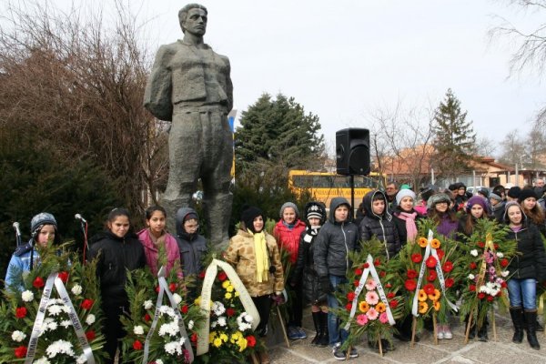Жители на Балчик почетоха паметта на Апостола пред неговия паметник в града. Стихотворения за него изпълниха ученици и деца от детските градини. Снимка: Булфото