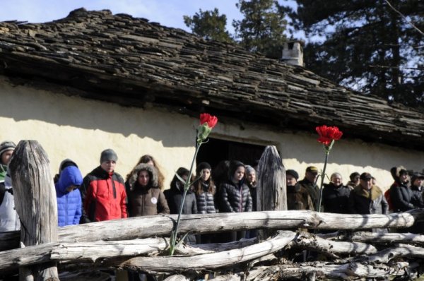В село Къкрина бе почетена паметта на Апостола на свободата. Бяха  поднесени венци и цветя, а ученици от ОУ &bdquo;Васил Левски&ldquo; &ndash; Ловеч,  изнесоха литературно-музикална програма под наслов &bdquo;Пред Апостола  поклон&ldquo;. Снимка: БТА