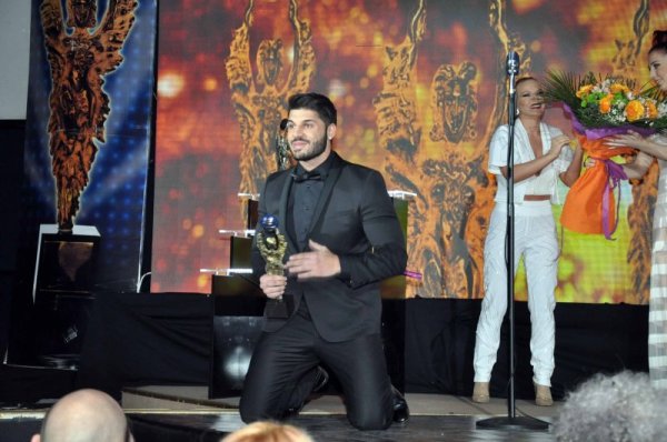 Фики падна на колене пред публиката. Снимка: Dnes.bg