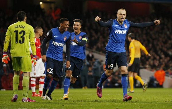 Българският нападател на Монако Димитър Бербатов празнува своя гол във вратата на Арсенал по време на първия 1/8-финал от Шампионската лига, игран в Лондон. Отборът на Митко спечели с категоричното 3:1 и има сериозен аванс преди реванша след 2 седмици във Франция. Снимка: Reuters
&nbsp;