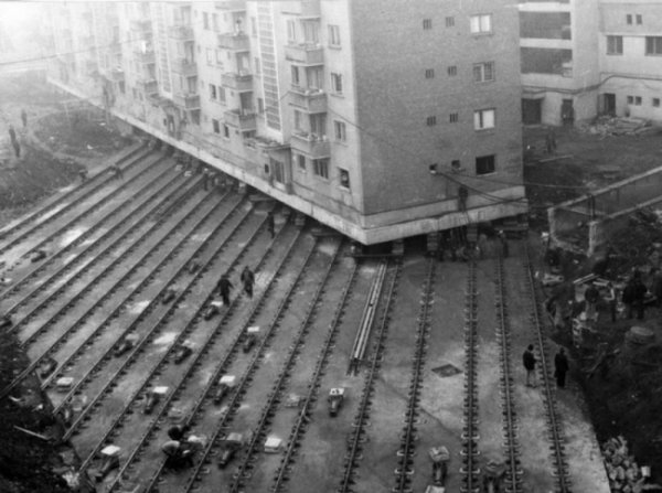 Преместване на 7600-тонна жижищна сграда в румънския град Алба-Юлия, 1987 г. Снимка: tumblr