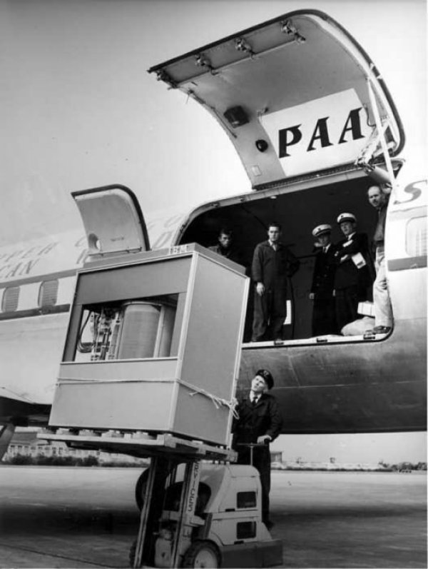 1965 г. Пренасят със самолет харддиск 5 МВ. Снимка: pinterest