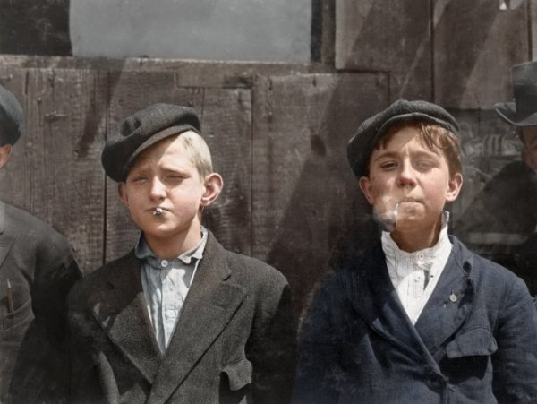 1910 г. Малки продавачи на вестници на по цигара. Снимка: pinterest