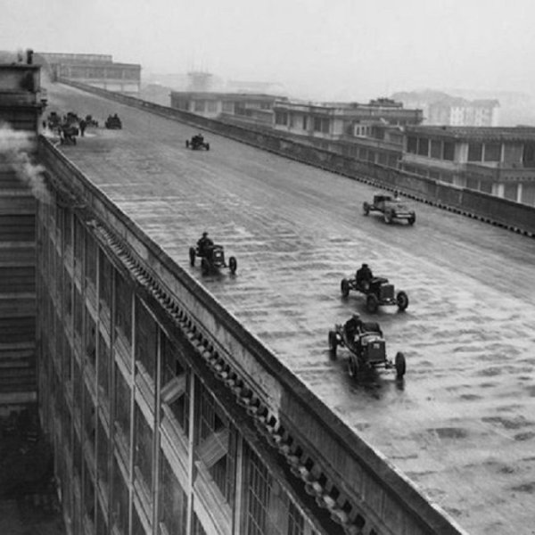 Торино, 1923 г. Работници от "Фиат" се състезават на покрива на сграда. Снимка: pinterest