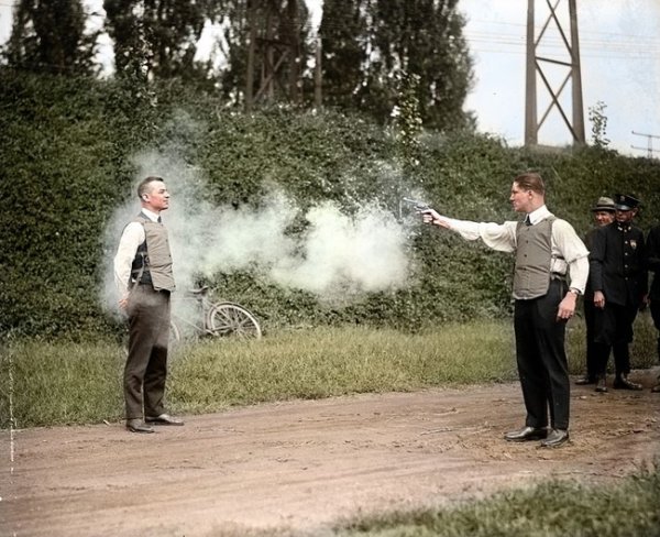 1923 г. Изпитание на бронежилетка. Снимка: pinterest