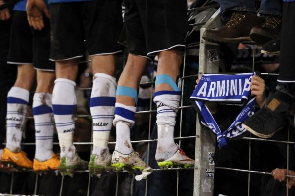 Футболистите на Арминия Билефелд празнуват заедно със своите фенове победата си над Вердер Бремен за Купата на Германия. Играещият в трета лига отбор победи "бременските музиканти&ldquo; с 3:1 и продължава напред в турнира. Снимка: БТА
&nbsp;