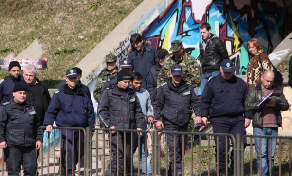 Полиция и прокуратура извършиха следствен експеримент в района на жп гарата във Велико Търново. В следственото действие бе включен и задържания за убийството на 23-годишната Вероника - Илиян Здравков. Местната полиция отцепи голям периметър, за да не се пречи на експеримента. Близо 30 полицаи конвоираха 39-годишния рецидивист от пешеходния подлез на южния пътен възел към гарата. Снимка: Булфото