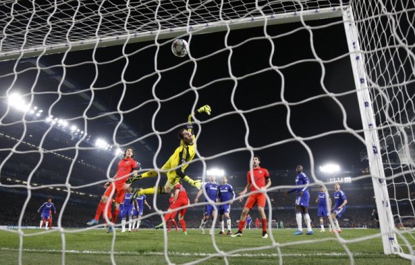 Вратарят на Челси Тибо Куртоа гледа безпомощно как топката влиза във вратата му след удар на Тиаго Силва от ПСЖ по време на мача реванш между двата отбора от 1/8-финалите на Шампионската лига. Парижани изхвърлиха своите съперници от турнира след продължения с повече голове на чужд терен. Снимка: Reuters
&nbsp;