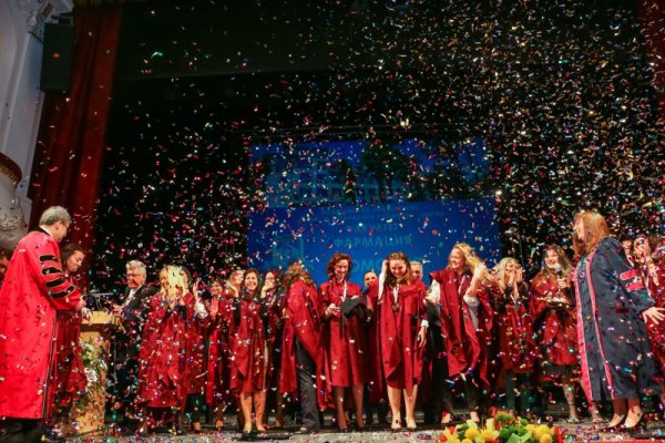 33 магистър-фармацевти получиха дипломите си на официална церемония по време на тържествената промоция на Факултета по фармация на Медицинския университет във Варна. Това е първото дипломиране на абсолвенти след разкриването на факултета към университета. Снимка: Impact Press Group